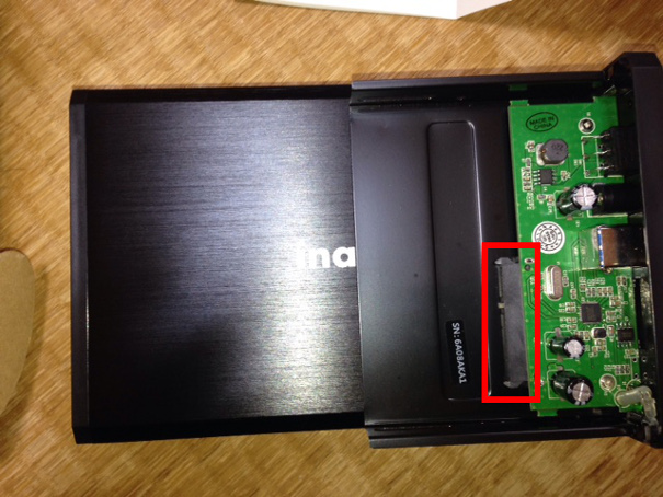 HDDケースとHDDをはめる